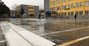 Bursa'da okulun bahçesine çatı düştü