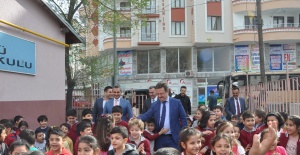 VALİ ÜNLÜ ÖĞRENCİLERE HİKAYE OKUDU