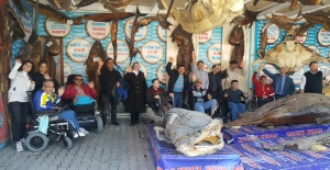 ENGELLİ VATANDAŞLAR BAHARI BALIK EKMEK YİYEREK KUTLADI