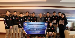 TÜRK BAYRAĞINI ÇİN’DE DALGALANDIRDILAR