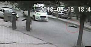 Minibüsün çarptığı çocuk metrelerce sürüklendi