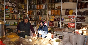 IĞDIR’DA İĞDE TOZU SATAN BAHARATÇIYA BÜYÜK İLGİ