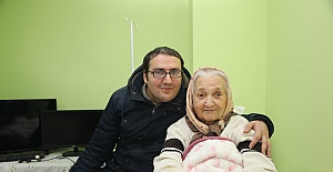 Yaşlı Kadına Yardım Eli