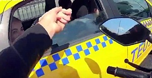 Motosiklet sürücüsü, trafikte taksideki kadının elini tuttu