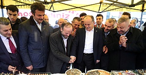 Yağmur altında hem oynadılar hem hamsi yediler