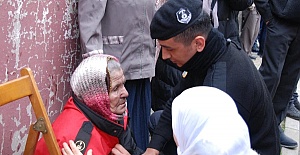 Yangından etkilenen yaşlı kadına belediye el uzattı