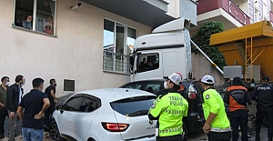 Maltepe'de hafriyat yüklü kamyon binaya çarptı: 1 yaralı