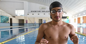 Engelli bir sporcu engelsiz sporcuları geçiyor