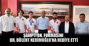 Şampiyon formasını DR. BÜLENT KERİMOĞLUNA hediye etti