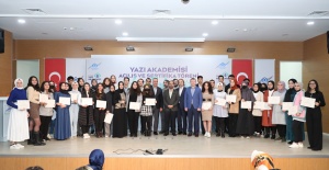 Genç edebiyatçılar sertifikalarını aldı