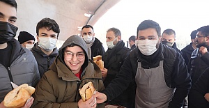 Kağıthane’de 10 bin kişi karda sucuk ekmek keyfi yaptı