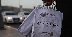 Trafikte kalan sürücülere iftariyelik