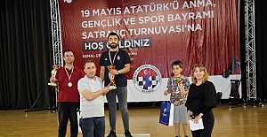 19 MAYIS SATRANÇ TURNUVASI’NDA ÖDÜLLER SAHİPLERİNİ BULDU