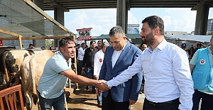 BAŞKAN ÖZTEKİN KURBAN PAZARINI ZİYARET ETTİ