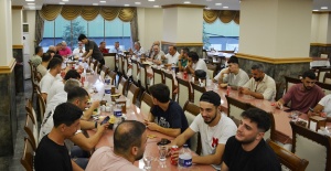 BAŞKAN'DAN  FUTBOLCULARA MORAL YEMEĞİ