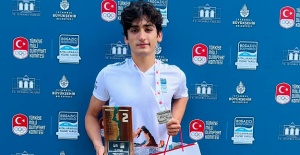 MİLLİ YÜZÜCÜDEN  GÜMÜŞ MADALYA