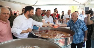 VATANDAŞLARA  AŞURE İKRAMI YAPILDI