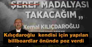 Kılıçdaroğlu Elazığ'da kendisi için yapılan billboardlar önünde poz verdi