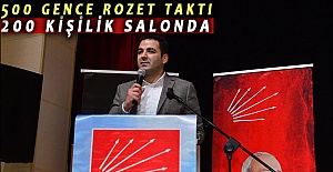 CHP Başakşehir 200 kişilik salonda 500 gence rozet taktı