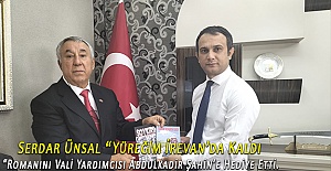 Serdar Ünsal “Yüreğim İrevan’da Kaldı “Romanını Vali Yardımcısı Abdulkadir Şahin’e Hediye Etti.